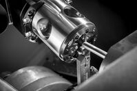 Das neue Verfahren ermöglicht eine gleichzeitige Dreh- und Wirbelbearbeitung von Bauteilen wie Knochenschrauben.